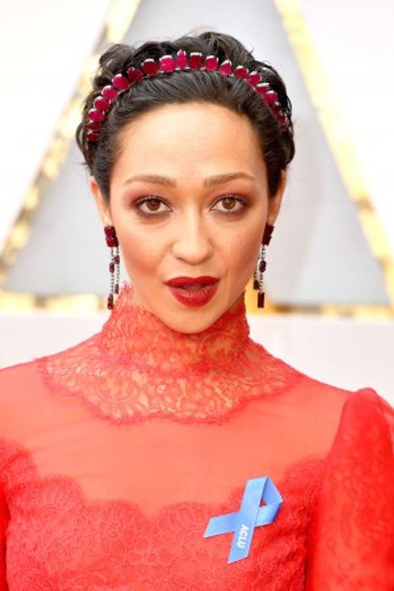 الشعار الأزرق يزين أزياء النجوم 