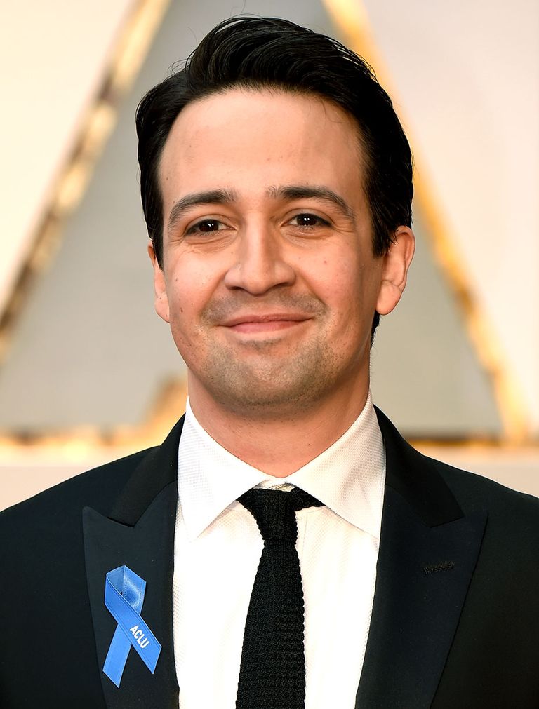 الشعار الأزرق يزين أزياء النجوم 