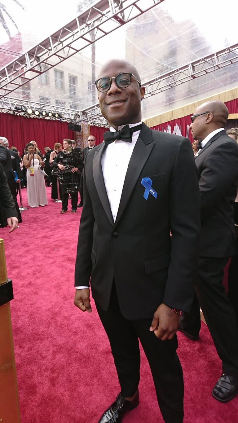 الشعار الأزرق يزين أزياء النجوم 