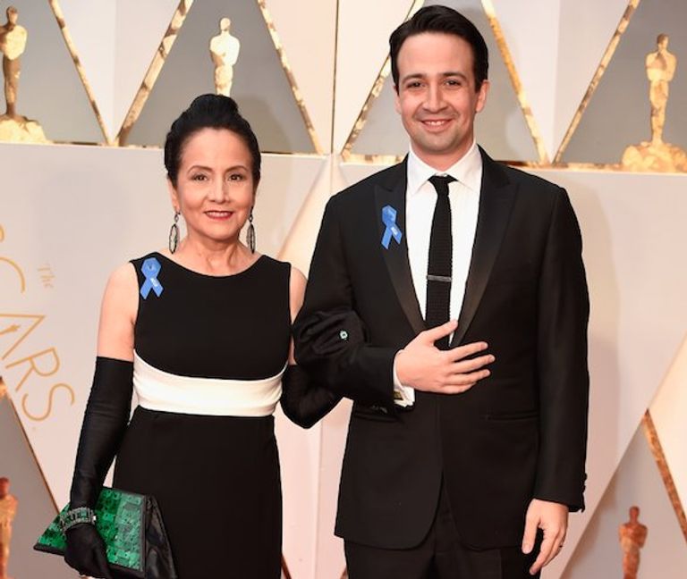 الشعار الأزرق يزين أزياء النجوم 