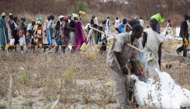نازحون بسبب الصراع في جنوب السودان مصطفون لتلقي حصص غذائية
