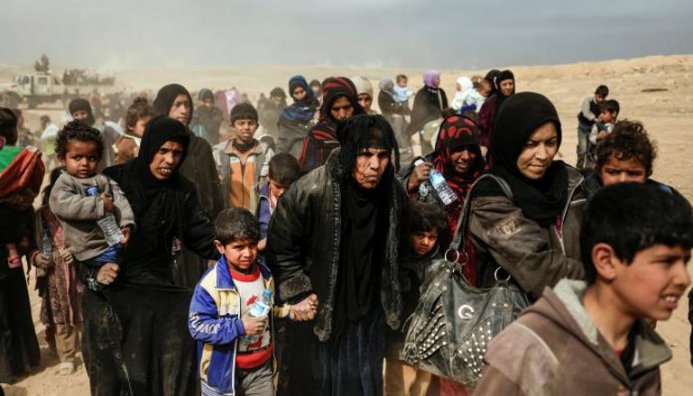 نازحو الموصل يفرون على طرق الأسر والألغام