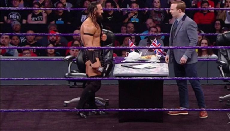 نيفيل في مواجهة جالاجار على الحلبة