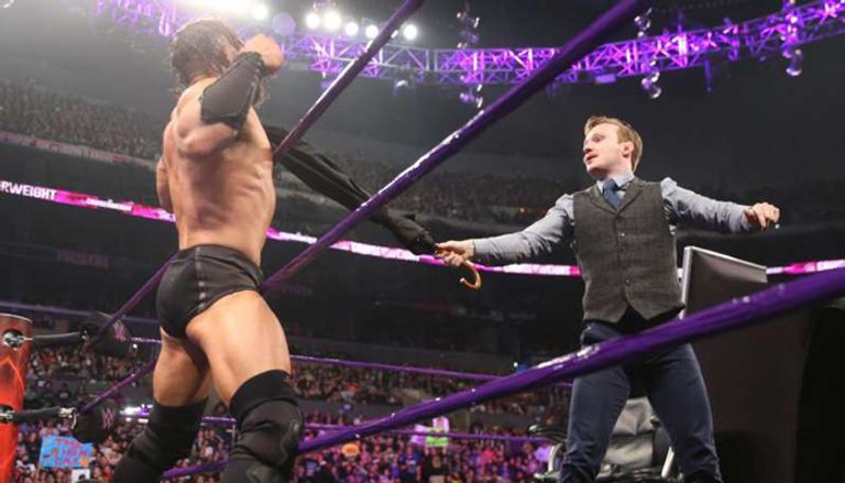 نيفيل في مواجهة جالاجار على الحلبة