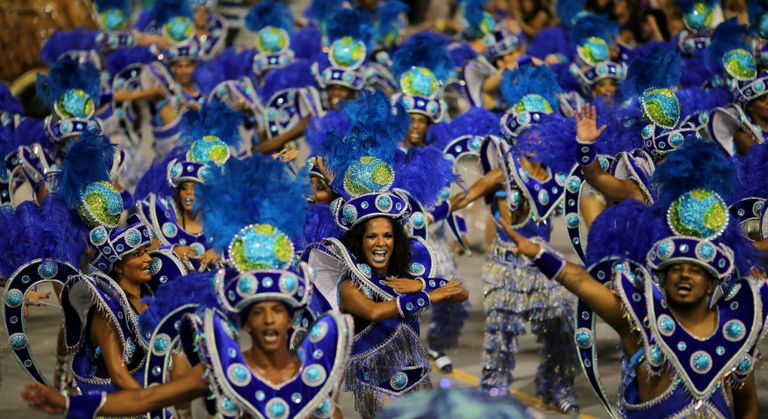 مدارس رقص السامبا تشارك في مهرجان ريو الشعبي 2017