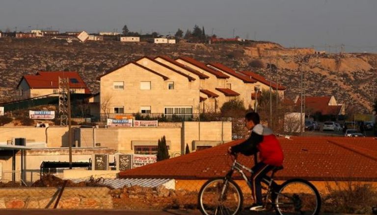 صبي على دراجة بجوار مستوطنة عوفرا الإسرائيلية - أرشيفية