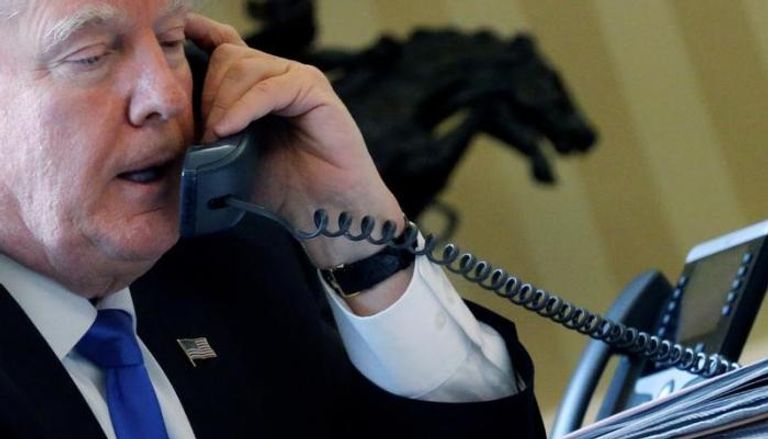 الرئيس الأمريكي دونالد ترامب وهو يتحدث على الهاتف مع الرئيس الروسي 