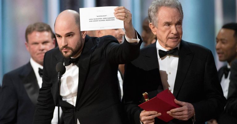 المحاسب سلم مقدمي الجائزة المظروف الخطأ