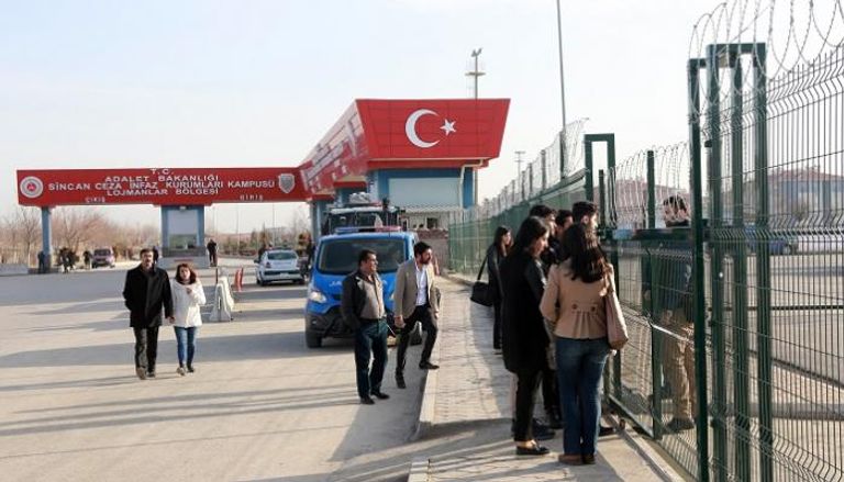 مواطنون أتراك أمام سجن سينكان أثناء المحاكمة