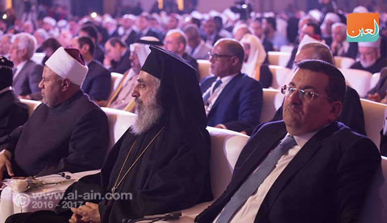 الشيخة لبنى بنت خالد القاسمي تتوسط وفد مجلس الحكماء للمؤتمر