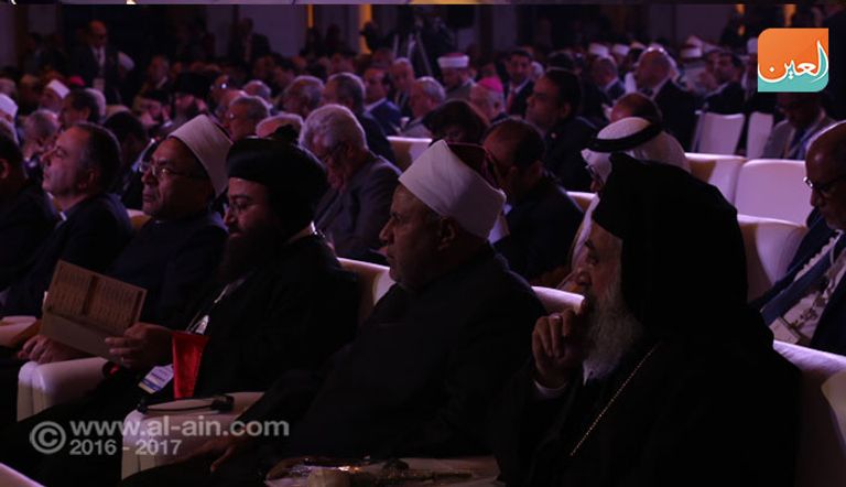 الشيخة لبنى بنت خالد القاسمي تتوسط وفد مجلس الحكماء للمؤتمر