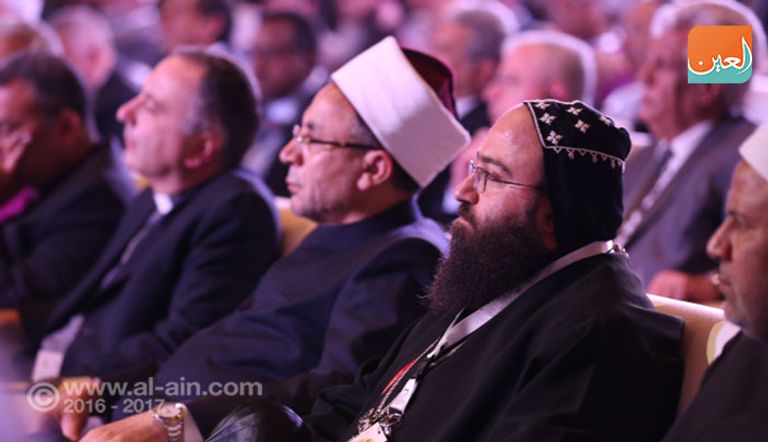 الشيخة لبنى بنت خالد القاسمي تتوسط وفد مجلس الحكماء للمؤتمر