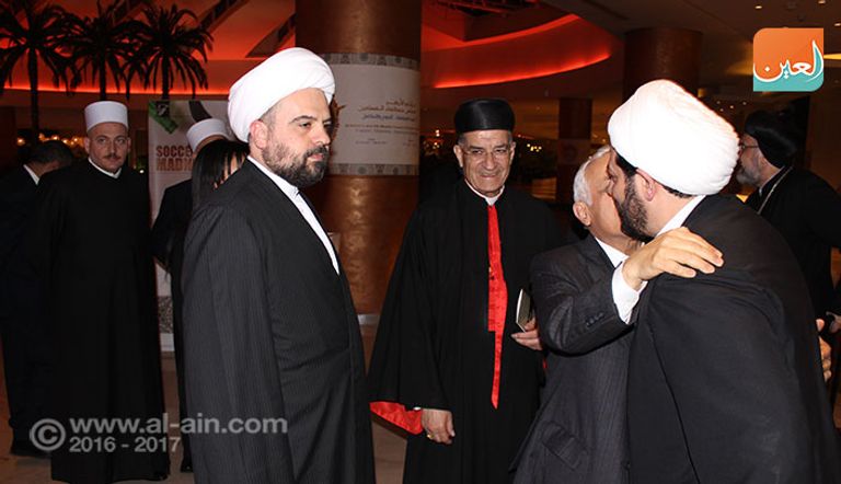 الشيخة لبنى بنت خالد القاسمي تتوسط وفد مجلس الحكماء للمؤتمر