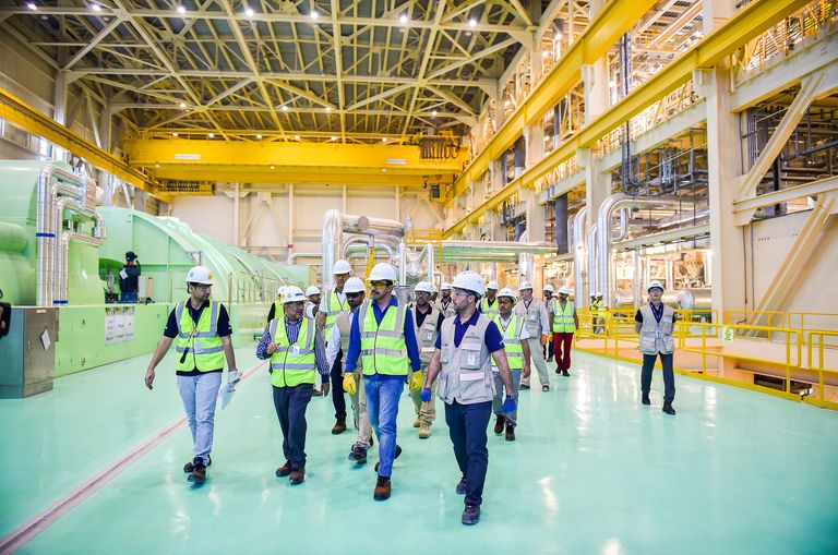 الشيخ عبدالله بن زايد آل نهيان أثناء تفقد المشروع