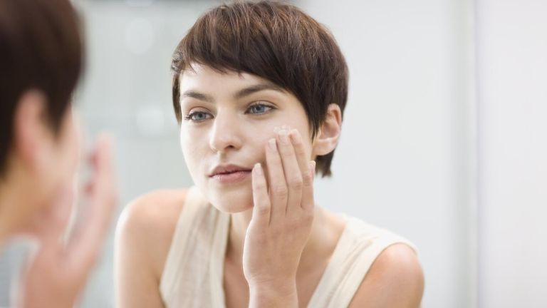 هل تتبعين روتينا يوميا للعناية ببشرتكِ؟