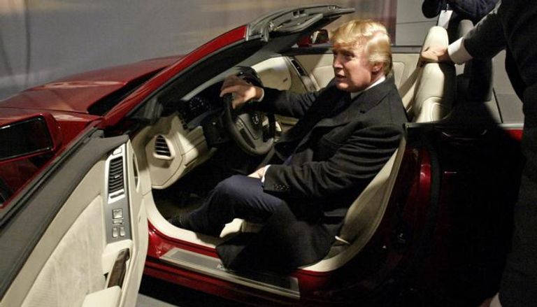 دونالد ترامب في معرض للسيارات