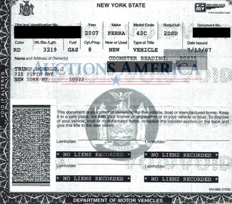 دونالد ترامب في معرض للسيارات