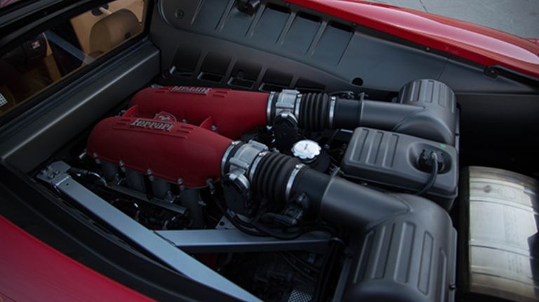 دونالد ترامب في معرض للسيارات