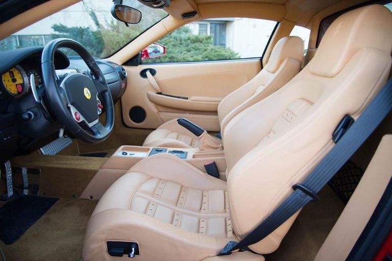 دونالد ترامب في معرض للسيارات