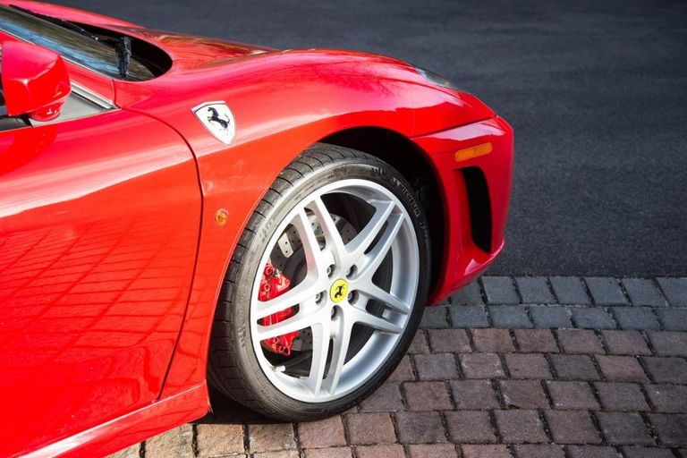 دونالد ترامب في معرض للسيارات