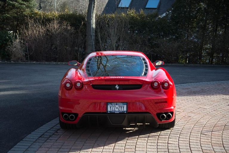 دونالد ترامب في معرض للسيارات