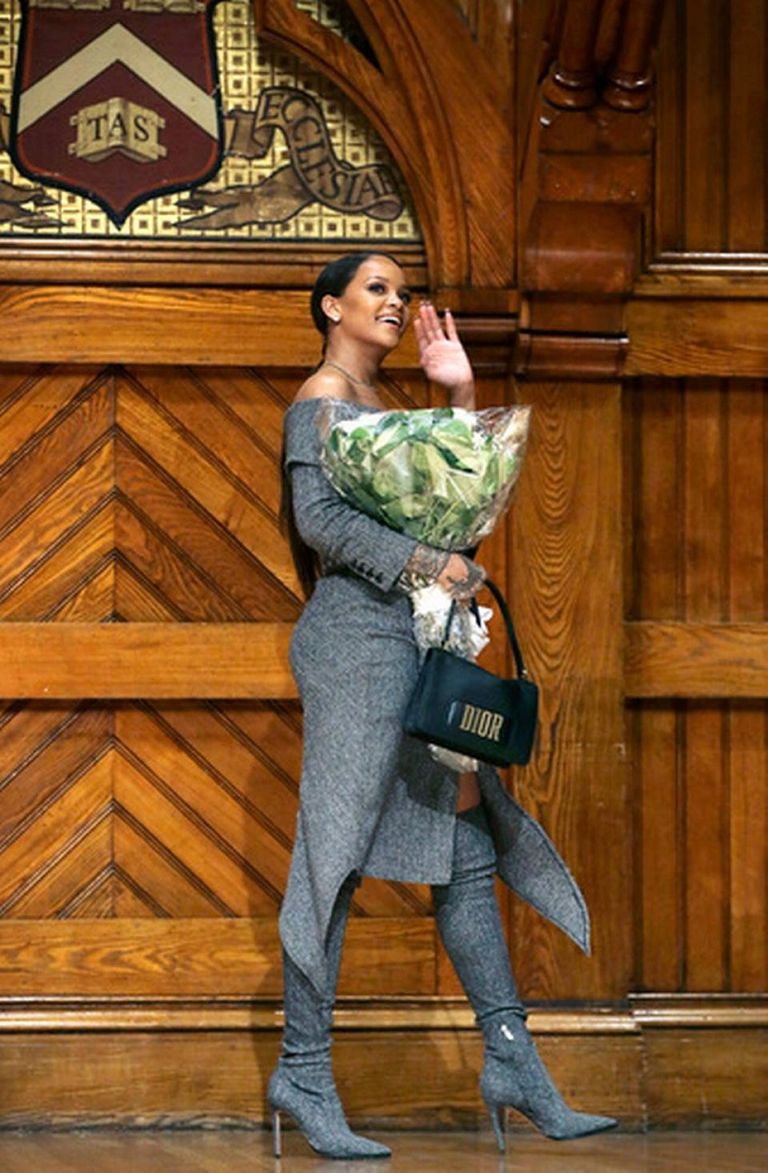 ريهانا تتسلم جائزة جامعة هارفارد للعمل الإنساني