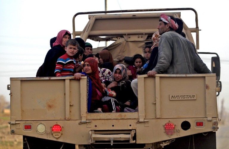 عراقيون خلال نزوحهم من غرب الموصل (الفرنسية)