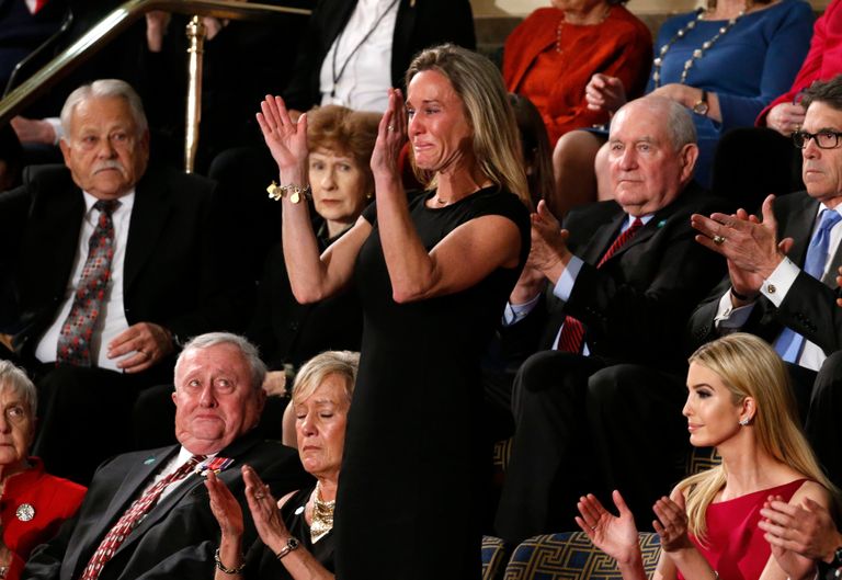 كارين أوينز تصفق مع الجموع بعد ذكر ترامب لزوجها الذي قتل باليمن