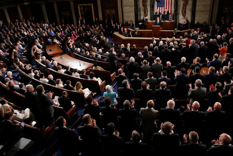 كارين أوينز تصفق مع الجموع بعد ذكر ترامب لزوجها الذي قتل باليمن