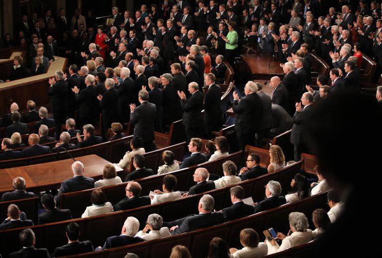 كارين أوينز تصفق مع الجموع بعد ذكر ترامب لزوجها الذي قتل باليمن