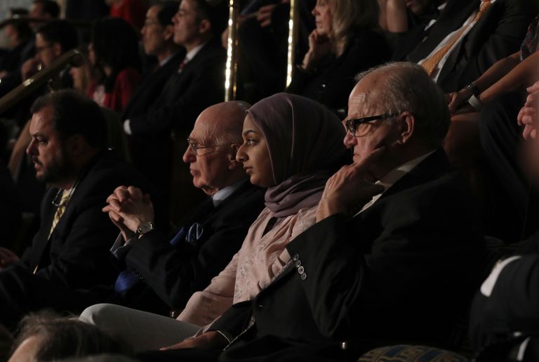 كارين أوينز تصفق مع الجموع بعد ذكر ترامب لزوجها الذي قتل باليمن