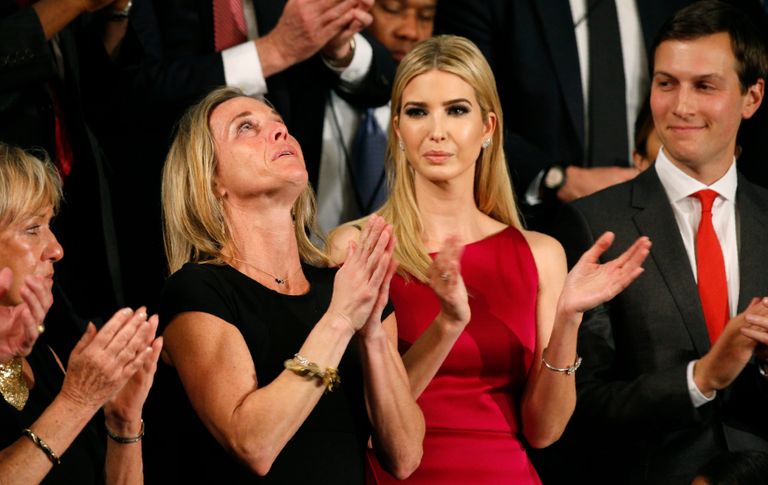 كارين أوينز تصفق مع الجموع بعد ذكر ترامب لزوجها الذي قتل باليمن