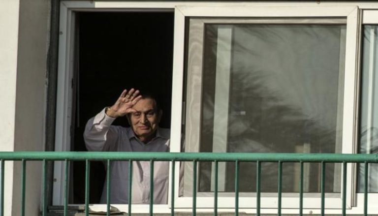 مبارك يلوح لبعض الجماهير أمام المستشفى الذي يعالج فيه 