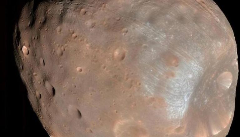 القمر فوبوس الذي يدور حول المريخ - رويترز
