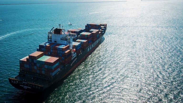 علم الاتحاد الأوروبي وبجانبه علم الولايات المتحدة (رويترز)