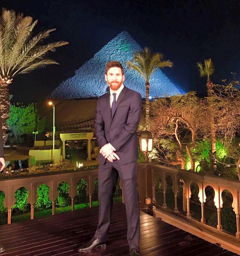 لقطات تذكارية لنجوم العالم بمنطقة الأهرامات