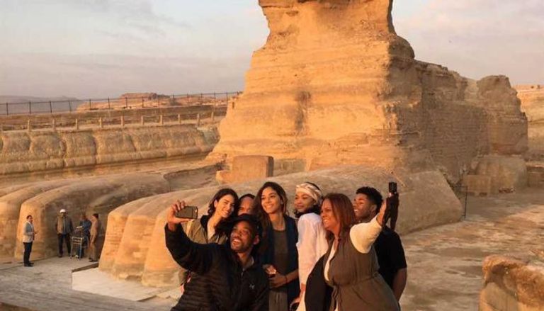 ويل سميث أمام الأهرامات في مصر