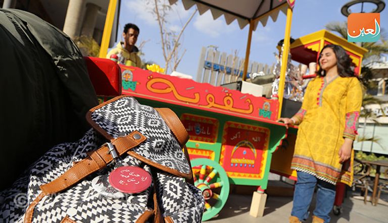 فريدة تقف على عربتها "ثقوبة"