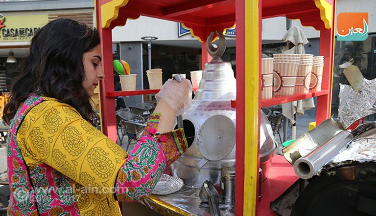 فريدة تقف على عربتها "ثقوبة"