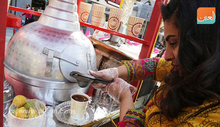 فريدة تقف على عربتها "ثقوبة"