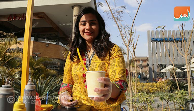 فريدة تقف على عربتها "ثقوبة"