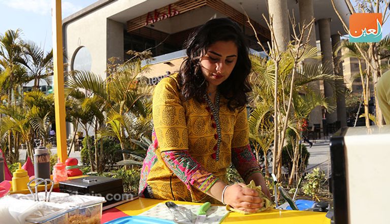 فريدة تقف على عربتها "ثقوبة"