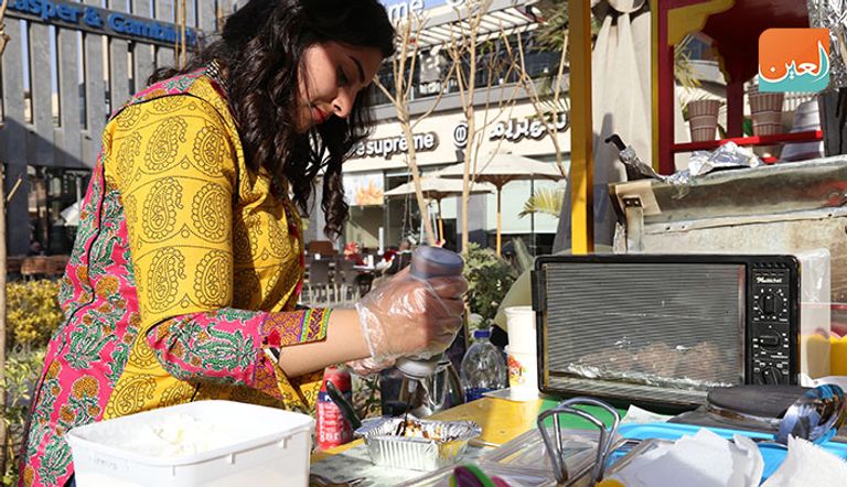 فريدة تقف على عربتها "ثقوبة"