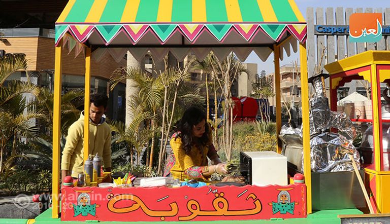 فريدة تقف على عربتها "ثقوبة"