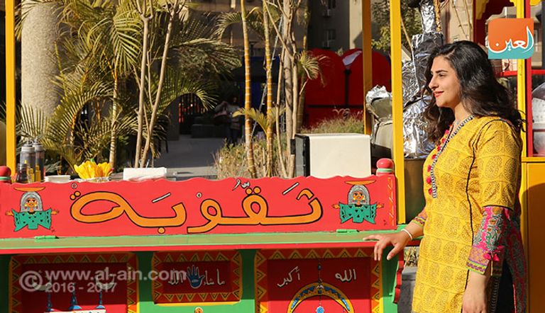 فريدة تقف على عربتها "ثقوبة"