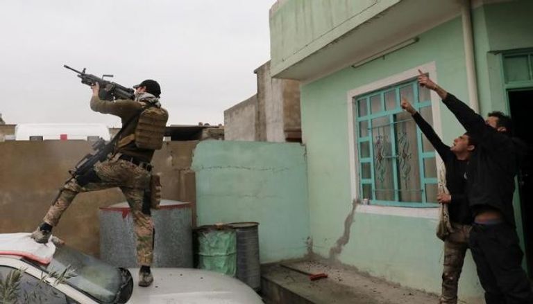 جندي عراقي يطلق النار على طائرة تابعة لداعش