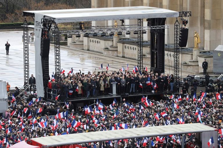 تجمع شعبي لتأييد فرانسوا فيون