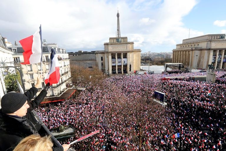 تجمع شعبي لتأييد فرانسوا فيون