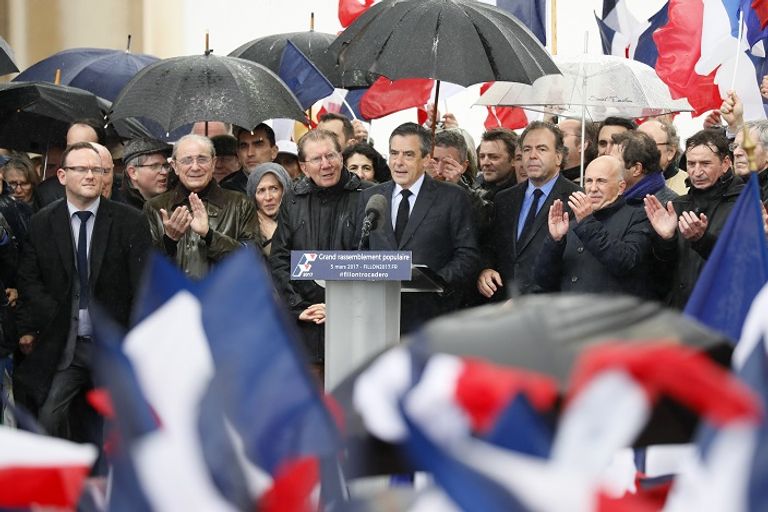 تجمع شعبي لتأييد فرانسوا فيون