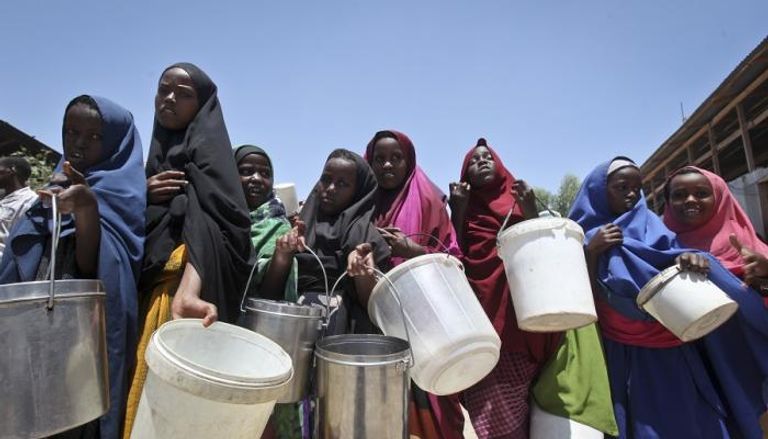 صوماليات يكافحن نقص المياه والجفاف